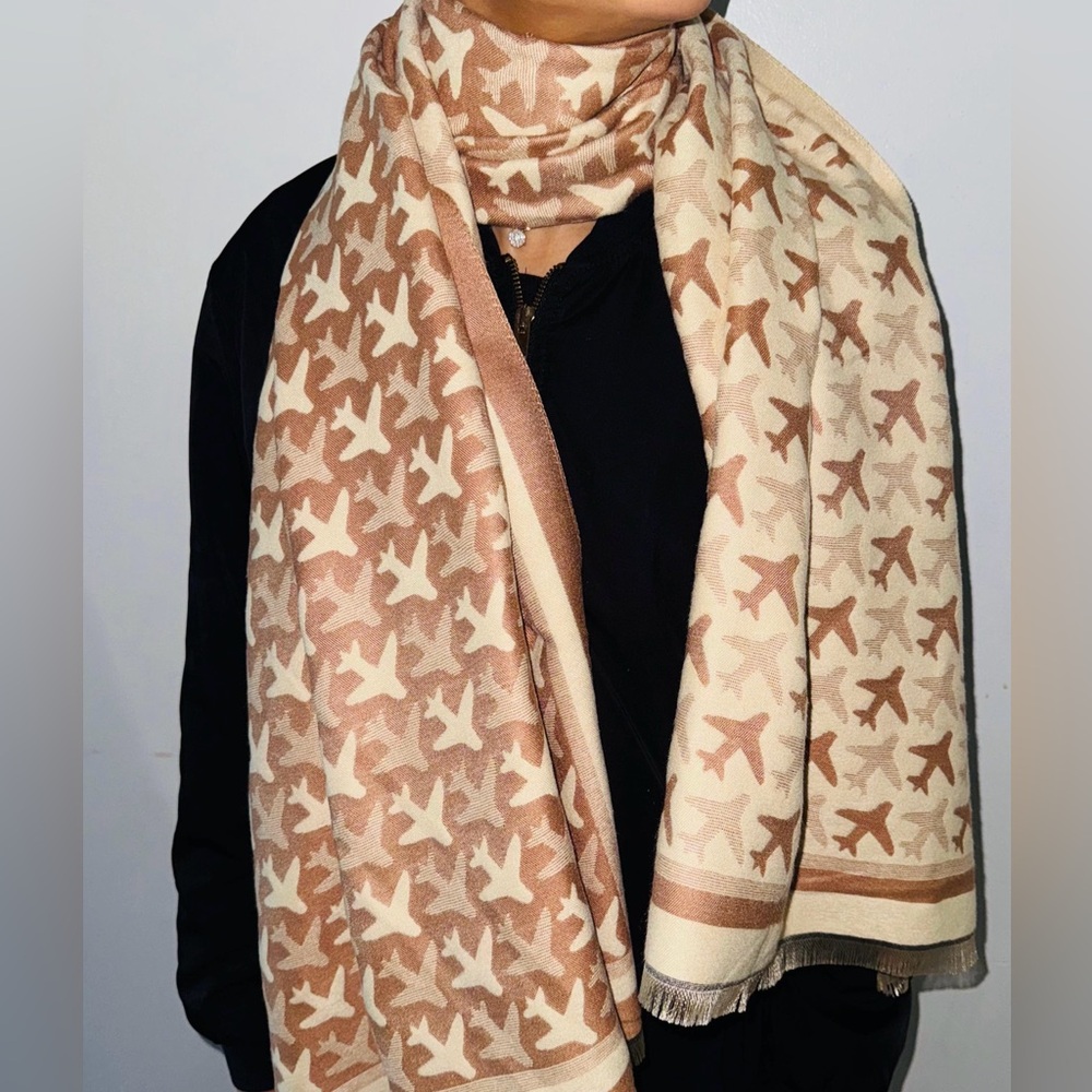 Airplane Pattern Scarf
35% cashmere 65% blend
Length 185 cm
Width 65 cm
